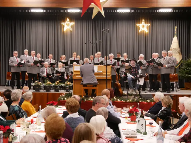 Mit "Kölsche Weihnacht" war der 41. Weihnachtsliche Festabend des Männer-Gesang-Vereins 1844 Wesseling überschrieben. Als Gast begeisterte F.M. Willizil, genannt "Dä Hoot".  | Foto: Anita Brandtstäter 