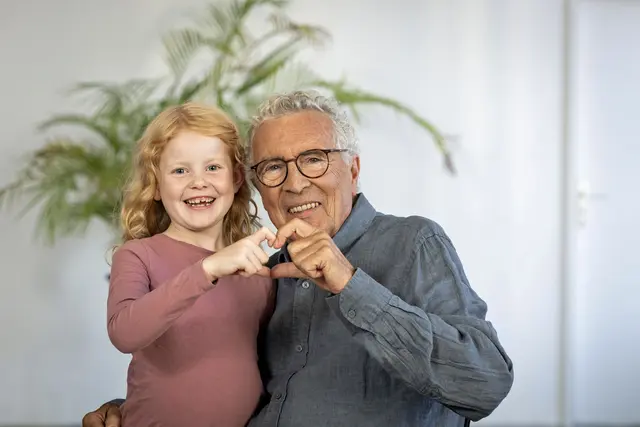 Für eine unbeschwerte Winterzeit mit den Enkeln sollten sich Großeltern - und alle anderen ab 60 Jahren - gegen die Grippe impfen lassen. Foto: DJD/Sanofi/Thomas Koy