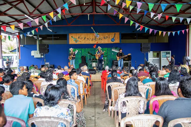 Die Leverkusener Countryband Mavericks spielt regelmäßig Benefiz-Konzerte in Sri Lanka und kommt dort beim Publikum sehr gut an. Foto: Mavericks 