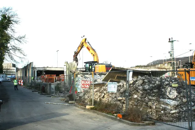 Die Abrissarbeiten sind im vollen Gange. | Foto: Röhrig