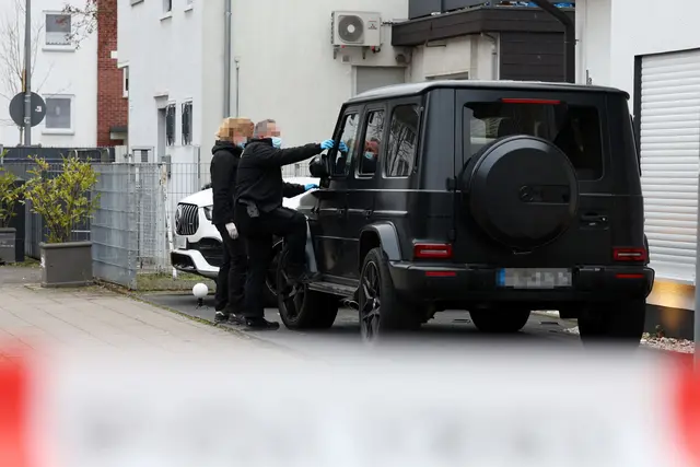 Polizeibeamte untersuchen das Fahrzeug nach der Explosion auf Spuren.  | Foto: Martina Goyert