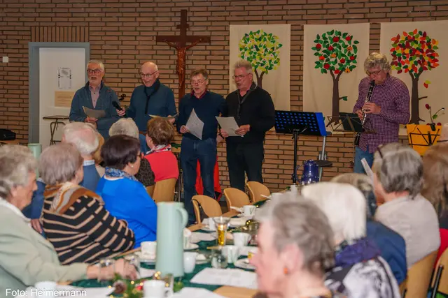 Die Jeestinger Junge bereichterten mit ihrem Auftritt die Adventfeier | Foto: Alfred Heimermann