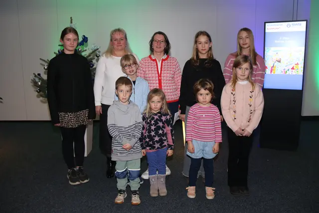 Unsere Gewinnerkinder bei der Preisverleihung zusammen mit Anna Klapdohr von der SWB Energie und Wasser (2.v.l.) und Verlagsleiterin Petra Fischer (3.v.l.) | Foto: mt