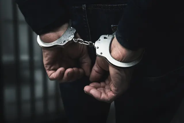 Die Handschellen wurden angelegt. Symbolbild. | Foto: ronstik - stock.adobe.com