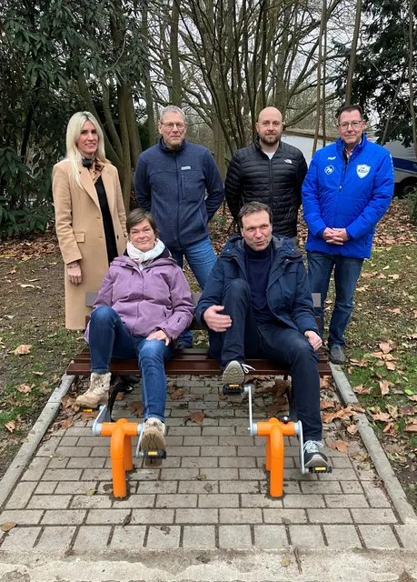Stellen die Pedaltreter vor: Anika Hagt (AVEA Unternehmenssprecherin und Bereichsleiterin Abfallwirtschaft u. Logistik), Silke Thyssen (Fachbereichsleiterin Stadtgrün Stadt Leverkusen), Wulf Riedel (Vorstand TBL), Alexander Lünenbach (Beigeordneter für Bürger, Umwelt und Soziales Stadt Leverkusen), Malte Müller (Fachbereich Mobilität und Klimaschutz Stadt Leverkusen) und Frank Schmitz (Ratsherr und Verwaltungsratsmitglied TBL). Foto: Stadt Leverkusen
