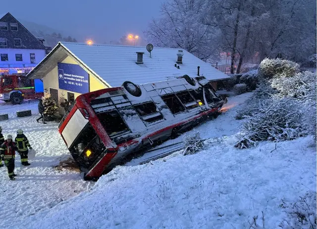 Linienbus kam ins Rutschen. Foto: Polizei Rheinisch-Bergischer Kreis