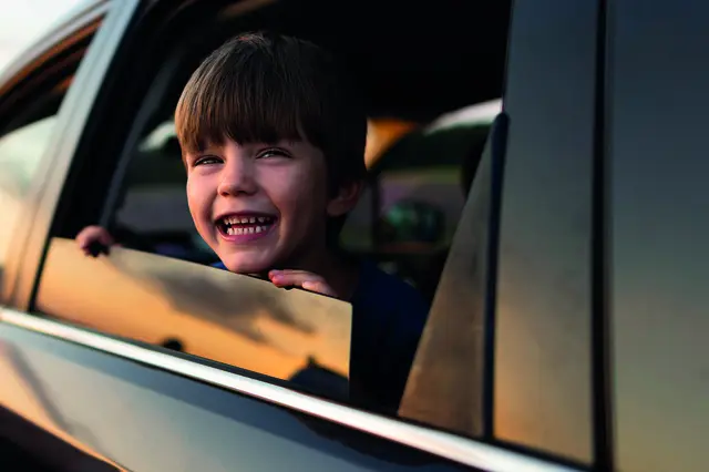 Wer Kindersitze korrekt nutzt, umsichtig fährt und auf Pausen achtet, sorgt für eine sichere und stressfreie Reise – für kleine und große Mitfahrer. Foto: freepik.com/ak-o