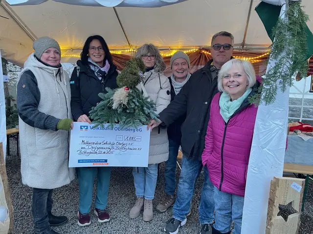 Mit Scheck mit (v.l.) den Vorstandsmitgliedern des Mukoviszidose-Vereins Caren Freudenberger undSilke Tusk, daneben Monika O’Connel und Reiner Heske sowie der Vorsitzende der Dorfgemeinschaft Thilo Gerwinski mit Beisitzerin Sabine Heske-Brand.  | Foto: Sylke Görres