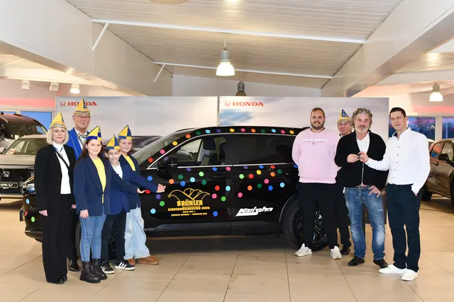 Das Autohaus Karlsohn macht das Kinderdreigestirn mit einem bunt gepunkteten Honda CR-V 2.0 mobil. | Foto: Foto Brodüffel 