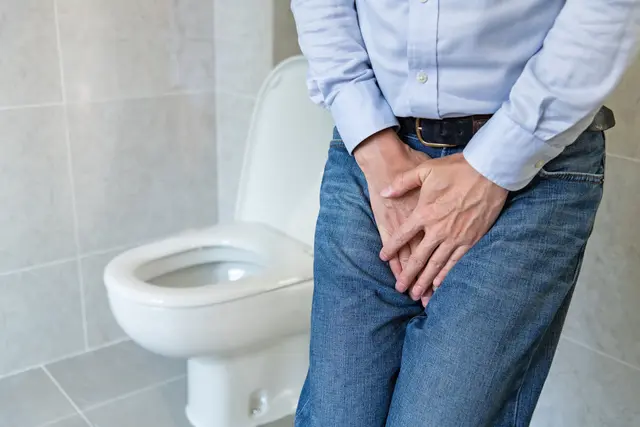 Keine Toilette in der Nähe? Die Angst von "Unfällen" führt bei Menschen mit Inkontinenz oft zu sozialem Rückzug. Foto: DJD/medtronic.com/Getty Images/baona