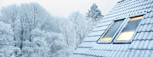 Klirrende Kälte draußen, Schnee auf der Dachschräge und dem Dachfenster – was romantisch aussieht, erfordert vor allem richtiges Lüften und Heizen. Nur so lassen sich Schäden durch Kondenswasserbildung vermeiden. Foto: DJD/TLS-Dachfenster/Velux Deutschland