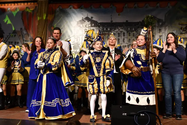 Begeisterten bei der Proklamation: (v.l.) Jungfrau Mia, Prinz Phil I. und Bäuerin Hannah.  | Foto: Foto: Brodüffel