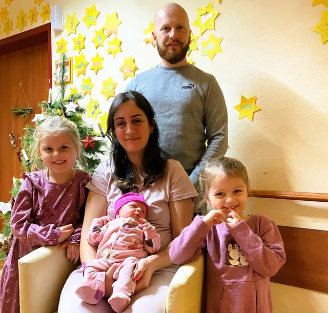 Imani ruht gelassen in den Armen von Mama Cemre und umrahmt von Papa Dominik sowie den Geschwistern Amira (l.) und Tuana | Foto: Helios Klinik Wipperfürth