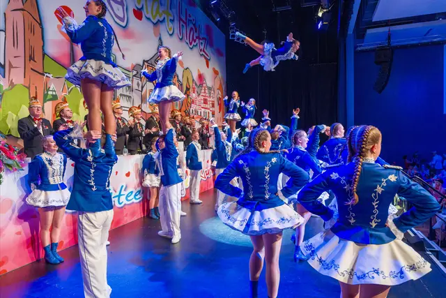 Die Westerwaldsterne wirbelten auf und über der Bühne. | Foto: Heimermann