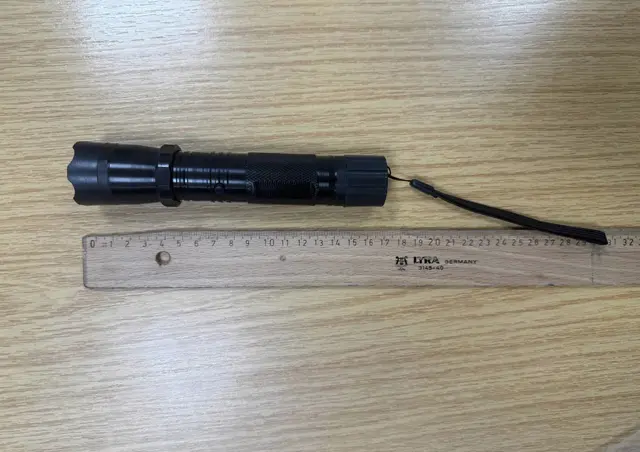 Auf den ersten Blick eine Taschenlampe, doch es ist ein versteckter und verbotener Elektroschocker eingebaut.  | Foto: Bundespolizei