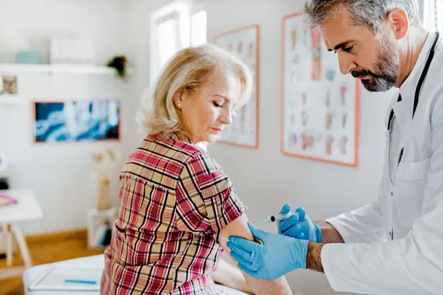 Grippeimpfung verpasst? Auch im Januar und bis in den Frühling hinein lohnt es sich noch, sie nachzuholen. Foto: DJD/Sanofi/Getty Images/PixelsEffect