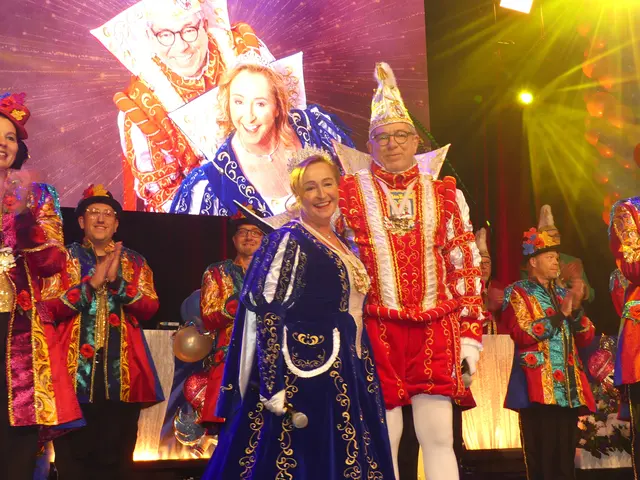 Auf der Bühne im Rhein Sieg Forum strahlte das frisch proklamierte Prinzenpaar inmitten seines Gefolges.

 | Foto: Gast