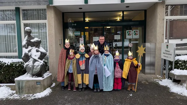 Sternsinger*innen mit dem allgemeinen Vertreter des Bürgermeisters, Marc Baack. Foto: Stadt Burscheid 