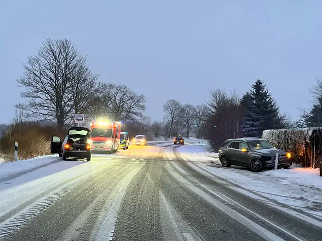 Verkehrsunfall auf der B 506 bei Fahlenbock, Wipperfürth.  | Foto: Foto: KPB OBK