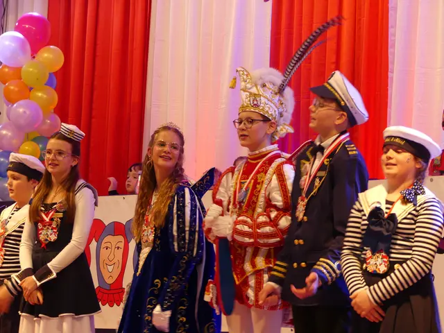 Gemeinsam mit ihrem Gefolge, Hofdame Lelia Stein und Adjutant Malte Völkers sang das neue Kinderprinzenpaar für die jecken Untertanen. | Foto: Gast