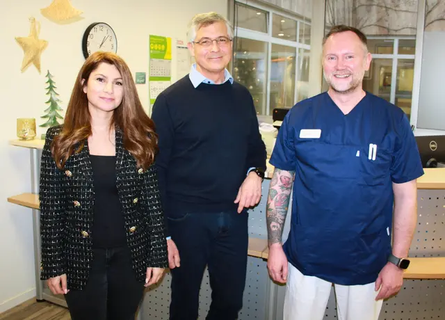 Klinik- und MVZ-Geschäftsführerin Nasanin Chenari mit Dr. Andreas Weide (Mitte) und Praxisleiter Markus Tullius | Foto: Helios Klinik Wipperfürth