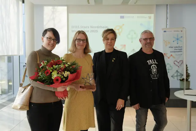 Freude über den 4. Platz für das Sieglarer Spielplatz-Projekt im Wettbewerb EFRE.Stars NRW (von links): Angela Gerok (Klimawandelvorsorge Stadt Troisdorf), Landschaftsarchitektin Suzanne Schwirian, Mona Naubaur (Ministerin für Wirtschaft, Industrie, Klimaschutz und Energie) und Lars Kabus (Spielplatzunterhaltung Bauhof). | Foto: Stadt Troisdorf