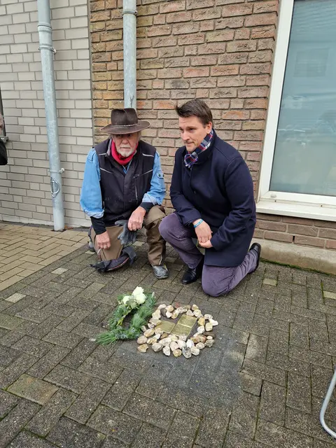 Gunter Demnig und Bürgermeister Alexander Biber mit den Stolpersteinen. | Foto: Stadt Troisdorf