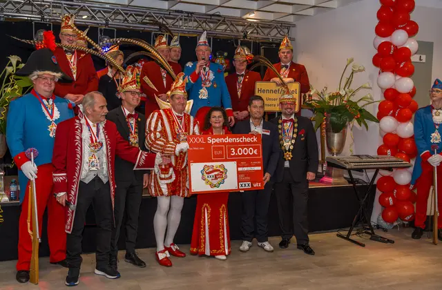 XXXLutz- Hausleiter Michael Zachos (rechts neben Prinzessin Renate I.) überreicht 3000 Euro Scheck für den Rosenmontagzug an das Hennefer Prinzenpaar 