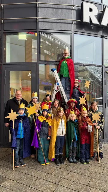 Oberbürgermeister Stefan Hebbel empfing die Sternsinger im Rathaus. Foto: Stadt Leverkusen