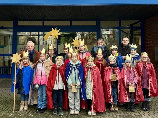 Als Caspar, Melchior und Balthasar besuchten die Sternsinger das Elsdorfer Rathaus und klopfen auch an vielen Haustüren in allen Ortsteilen.  | Foto: Stadt Elsdorf