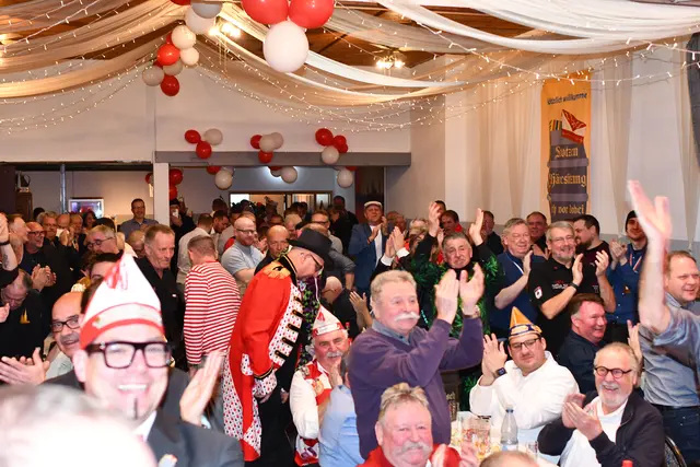 Bereits kurz nach Neujahr ließen es die Jecken bei der Häresitzung in Stotzheim kräftig krachen.  | Foto: Foto: Brodüffel 