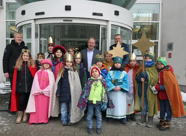 Eine Sternsinger-Gruppe der Gummersbacher Pfarrgemeinde St.Franziskus überbrachte die Segensgrüße an Landrat Klaus Grootens (hinten M.).  | Foto: OBK