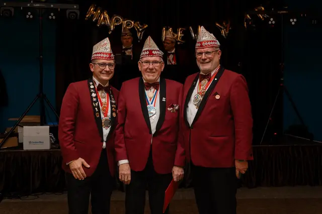 Matthias Volberg (Mitte) wurde zum Ehrenmitglied des FRK ernannt.  | Foto: FRK
