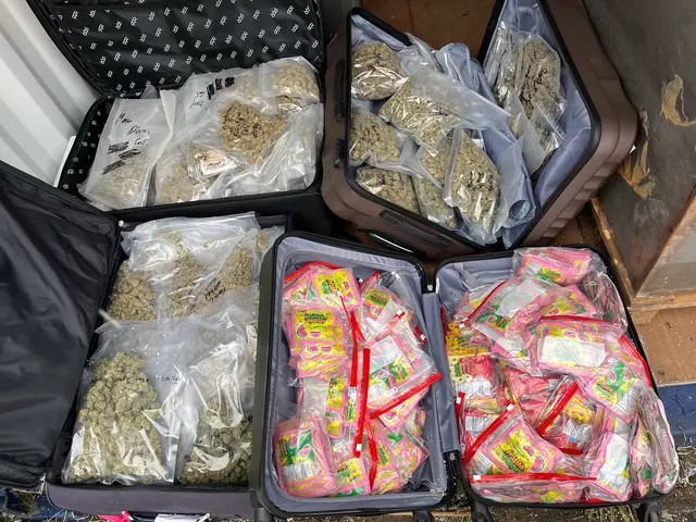 Reisekoffer voller Rauschgift stellten Beamte in der Wohnung sicher.  | Foto: Polizei Köln