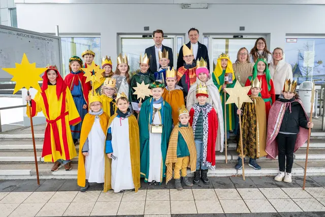 Sternsinger aus dem Rheinisch-Bergischen Kreis besuchten das Kreishaus Heidkamp und brachten ihren Segen. Foto: Rheinisch-Bergischer Kreis/Joachim Rieger