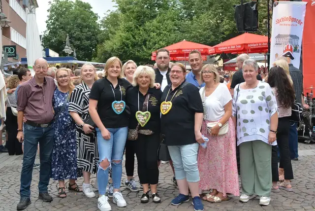 Drei mit ganz viel Herz freuen sich auf die historische Proklamation in Badorf: (v.l.) Jungfrau Lara (Breidenbach), Prinzessin Helga (Kröckel) und Bäuerin Iris (Breidenbach) | Foto: Foto: Brodüffel