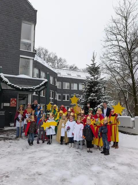 Die Sternsinger am Rathaus in Kürten. Foto: Nadine Hasberg