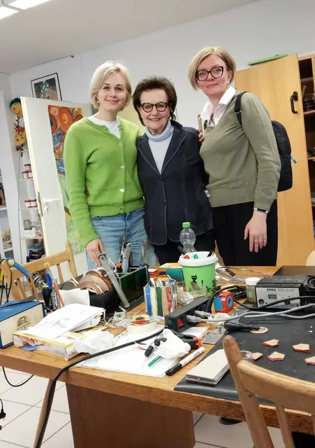 Ehrenamtlerin Mine Marklein (Mitte) zeigt Olga Gabrukovich und Tatjana Zhuk die APK-Therapieräume des Sozialpsychiatrischen Zentrums in Hürth  | Foto: Inge Hartmann