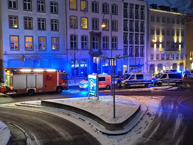 Großeinsatz nach Verpuffung in der Kölner Altstadt.  | Foto: Daniela Decker