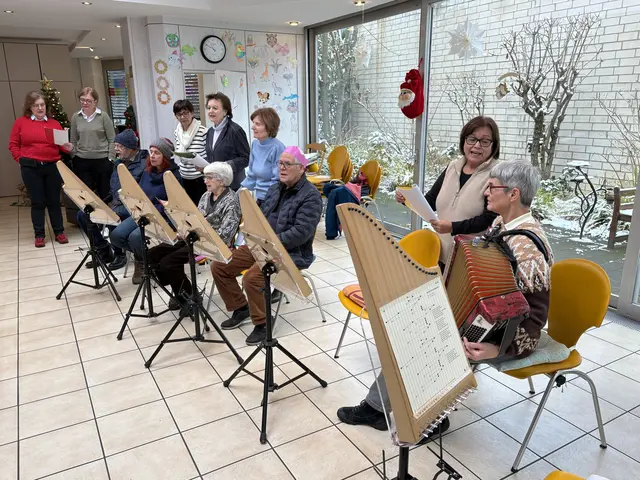 Gemeinsames Singen und Musizieren mit den TAgesgästen der Gruppe Füreinander im APK-Zentrum macht Freude.   | Foto: Andrea Floß