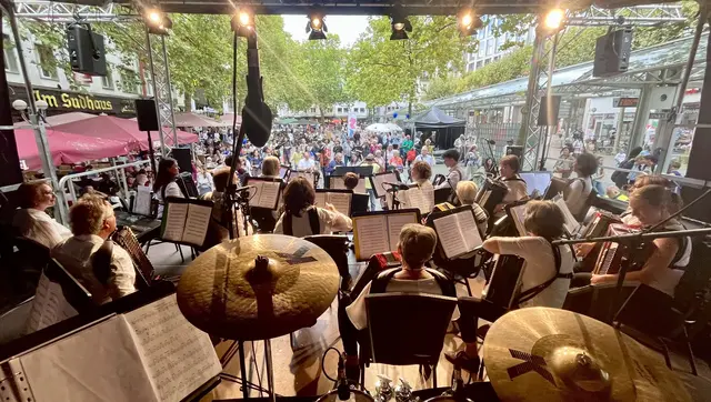 Ein Foto von der Bühne auf dem Remigiusplatz bei der Eröffnung des Beethovenfestes Bonn 2025 - mit dem Workshop-Orchester "Gemeinsam musizieren mit Quetsch".  | Foto: Olek Gelba
