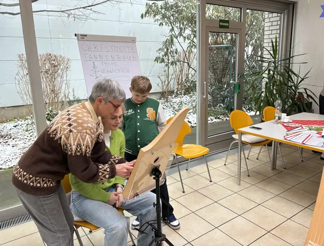 Ulla Hahn zeigt den Gästen aus Belarus, wie einfach das Tischharfenspiel ist.  | Foto: Andrea Floß