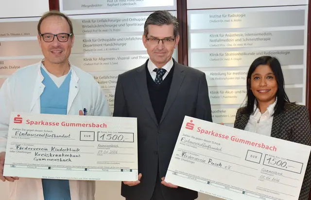 Dr. Roland Adelmann (l.), Magnus Kriesten und Thayalini Boll präsentieren die Spendenschecks. | Foto: Klinikum Oberberg