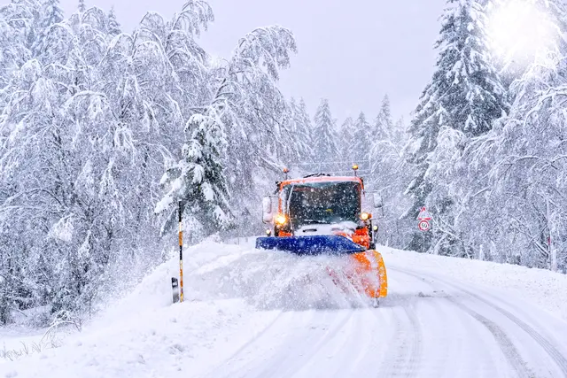 Bei starken Schneefällen und Straßenglätte sind die Straßenmeistereien und kommunalen Winterdienste rund um die Uhr im Einsatz – immer häufiger auch mit E-Lkw. Foto: DJD/VKS/Getty Images/Michele Rossetti