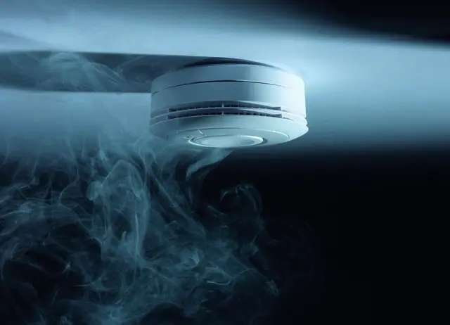 Rauchmelder erkennen Brände bereits in der Entstehungsphase und warnen frühzeitig durch ein lautstarkes, akustisches Signal. Foto: Ei Electronics/akz-o