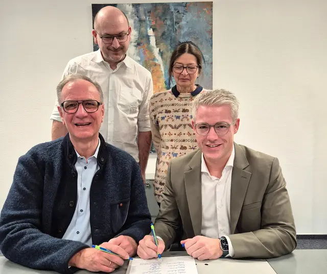 Mit den Vertragsunterschriften wird das Projekt in städtische Hände überführt: Bürgermeister Yannick Stein-bach (r.) gemeinsam mit GoGREEN Geschäftsführer Bernard Schoofs (l.) sowie Andreas Hardegen und Ruth Patricia Nitsch-Bitten (hinten). Foto: Stadt Rösrath