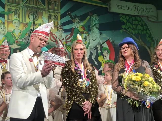 Moritz Poensgen, "Baas" der Ex-Prinzen mit dem neuen Ex-Prinzessinnen-Schiffchen für die nun Ex-Prinzessin Moni I. | Foto: Montserrat Manke