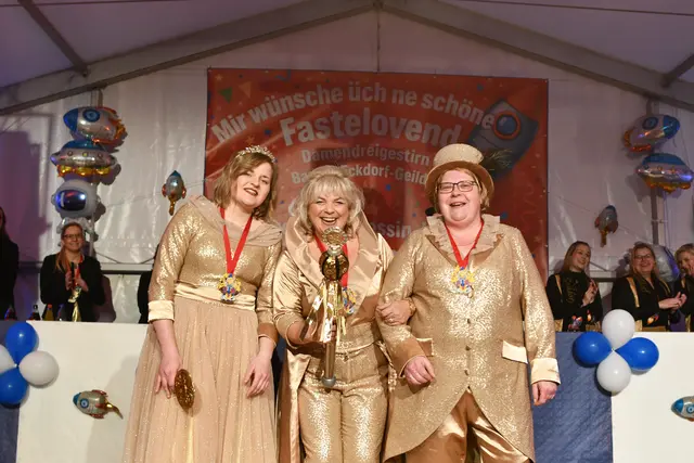Frauenpower in Gold: (v.l.) Jungfrau Lara, Prinzessin Helga und Bäuerin Iris regieren die Jecken in Badorf/Eckdorf. | Foto: Foto: Brodüffel