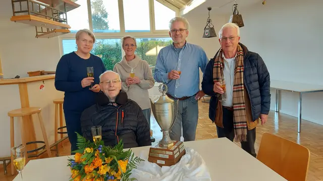 Theo Weyers (sitzend) wurde vor kurzem von Birgit Radszuhn, Silke Brenneisen, Richard Hofschlaeger und Architekt Hartmut Kloock (v.l.) mit dem Walter-Klingelhöfer-Pokal ausgezeichnet. Foto: Neukirchener TV 