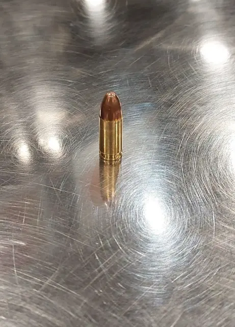 Eine 9mm-Patrone wurde in der Jackentasche eines Reisenden gefunden.  | Foto: Bundespolizei